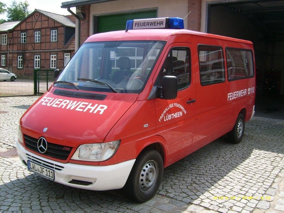 Feuerwehr Lübtheen MTW und Hebekissen 001.jpg